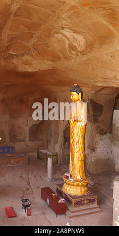 Statua del Bodhisattva in corrispondenza di una delle grotte di Mati Si, Cina Foto Stock