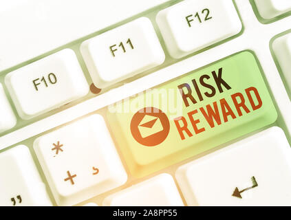 Segno di testo che mostra il rischio di ricompensa. Business photo testo valutare il potenziale di profitto di un commercio rispetto alla sua perdita Foto Stock