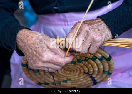 Senior donna da Cipro la tessitura di un cestello tradizionale con ance Foto Stock