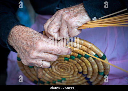 Senior donna da Cipro la tessitura di un cestello tradizionale con ance Foto Stock