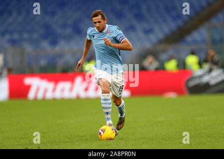 Roma, Italia. Decimo Nov, 2019. Senad Lulic (Lazio) in azione durante il campionato di Serie A TIM match tra SS Lazio e US Lecce presso lo Stadio Olimpico il 10 novembre 2019 a Roma, Italia. Lazio beat Lecce da 4-2 durante il dodicesimo round del Campionato di Serie A TIM (foto di Giuseppe Fama/Pacific Stampa) Credito: Pacific Press Agency/Alamy Live News Foto Stock