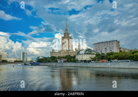 Mosca, Russia - Luglio 11, 2018: vista del Radisson Royal Hotel e Pier. Argine di Tara Shevchenko. Fiume in barca sul fiume di Mosca Foto Stock