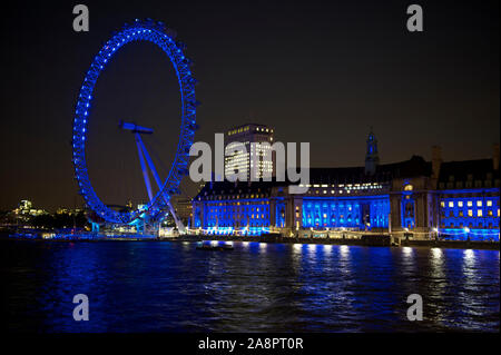 Londra - 3 OTTOBRE 2011: La South Bank del Tamigi si illumina di blu con le luci notturne del London Eye, noto anche come Millennium Wheel. Foto Stock