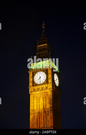 Vista notturna illuminata della torre dell'orologio gotico del Big ben che si erge sopra il Westminster Palace di Londra, Regno Unito Foto Stock