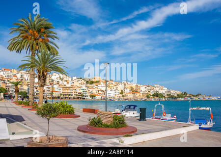 Il pictursque porto di Sitia, Creta, Grecia al tramonto. Sitia è una città tradizionale a est di Creta vicino alla spiaggia di palme, Vai. Foto Stock