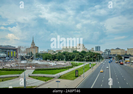 Mosca, Russia - 15 Luglio 2018: vista dal ponte di Bogdan Khmelnitsky alla Piazza Europea nei pressi di Kiev stazione ferroviaria, Berezhkovskaya embank Foto Stock