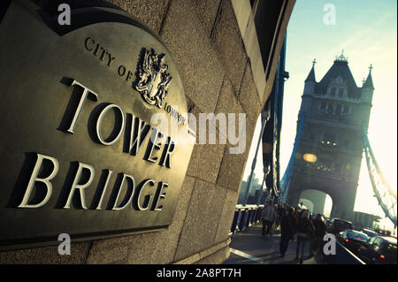 Una placca di metallo al Tower Bridge, finita nel 1894, riflette la luce dorata del tramonto a Londra, Regno Unito Foto Stock