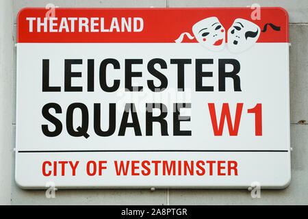 Londra - 29 SETTEMBRE 2011: Il cartello rosso e nero City of Westminster per Leicester Square presenta una designazione Theatreland con maschere teatrali. Foto Stock