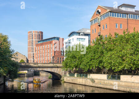 Victoria ponte attraverso il Fiume Aire, Leeds, West Yorkshire, Inghilterra, Regno Unito Foto Stock