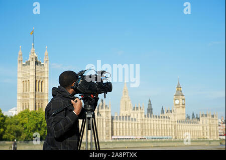 Londra - 14 OTTOBRE 2011: Un video cameraman filma Westminster Palace. La città ospita la più grande emittente al mondo, la BBC. Foto Stock