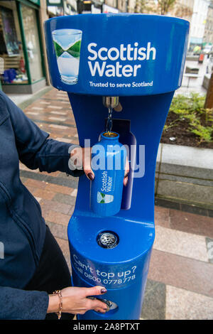 Nella foto, il più recente rubinetto di rabbocco di Scottish Water installato a Stirling Scottish Water celebra una pietra miliare di 40.000 litri Foto Stock