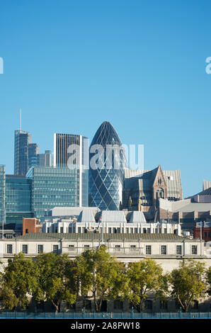 Vista cielo blu dello skyline di Londra in un luminoso pomeriggio estivo Foto Stock