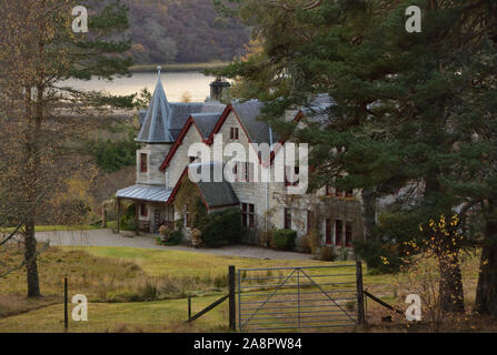 Gordonbush Lodge con il Loch Brora dietro, nella parrocchia di Clyne, contea di Sutherland, Highlands scozzesi, REGNO UNITO Foto Stock