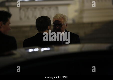 Berlino, Germania. Decimo Nov, 2019. Berlino: Frank-Walter Steinmeier e il presidente francese Emmanuel Macron sul tappeto rosso davanti a Schloss Bellevue di Berlino (foto di Simone Kuhlmey/Pacific Stampa) Credito: Pacific Press Agency/Alamy Live News Foto Stock