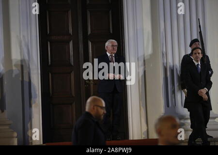 Berlino, Germania. Decimo Nov, 2019. Berlino: Frank-Walter Steinmeier e il presidente francese Emmanuel Macron sul tappeto rosso davanti a Schloss Bellevue di Berlino (foto di Simone Kuhlmey/Pacific Stampa) Credito: Pacific Press Agency/Alamy Live News Foto Stock