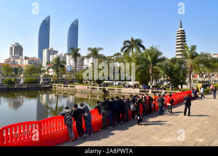 Xiamen skyline della città da Nanputuo antico tempio buddista lo stagno delle tartarughe, Cina Foto Stock