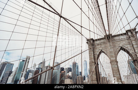 Bassa angolazione del Ponte di Brooklyn a New York City, Stati Uniti. Foto Stock