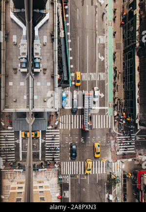 Vista aerea di veicoli in una New York City intersezione stradale Foto Stock