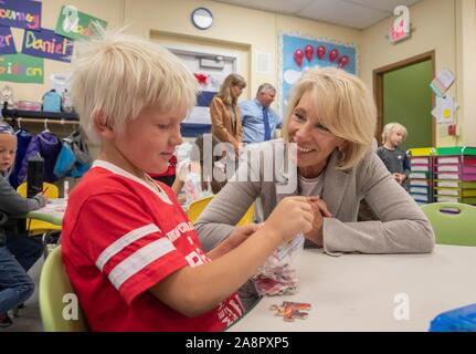 Stati Uniti Segretario dell Educazione Betsy DeVos, diritto, visite con gli studenti alla Carta American Academy Agosto 26, 2019 in Wasilla in Alaska,. Foto Stock