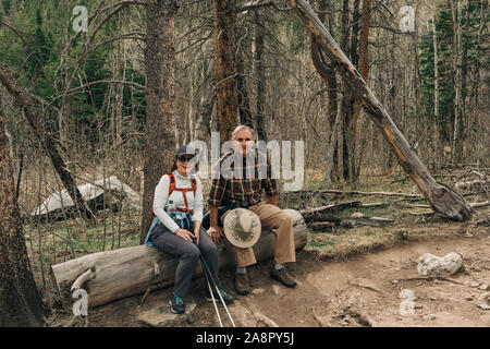 Una coppia di anziani godetevi una passeggiata nel Parco Nazionale delle Montagne Rocciose, Colorado Foto Stock