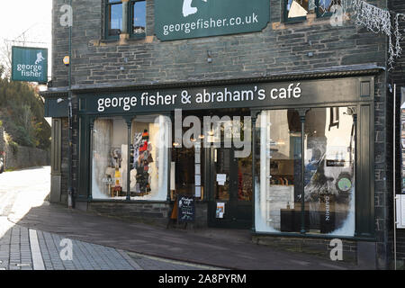 George Fisher outdoor shop e abrahams cafe, Keswick, Cumbria, England, Regno Unito Foto Stock