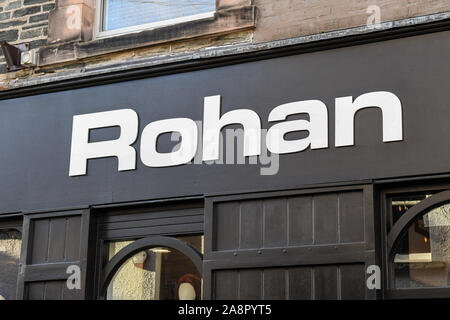 Il Rohan abbigliamento outdoor shop segno, Keswick, Cumbria, England, Regno Unito Foto Stock