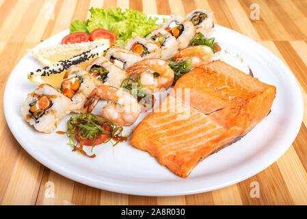 Sushi assortiti, gamberetti, e un pezzo di salmone alla griglia. Foto Stock