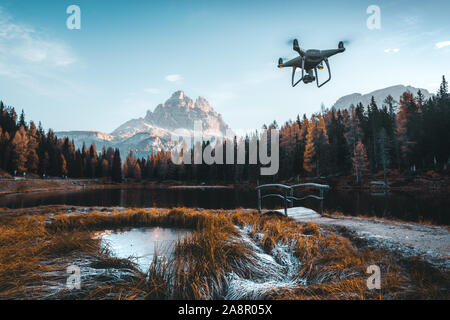 Vista la mattina del Lago Antorno, Dolomiti, lago paesaggio di montagna delle Alpi con picco , Misurina e Cortina d'Ampezzo, Italia. Foto Stock