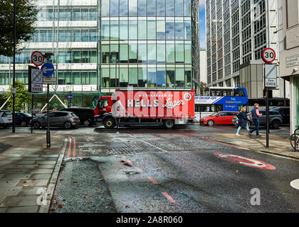 A Camden Underworld Lager camion di consegna in attesa nel traffico di Londra. Foto Stock