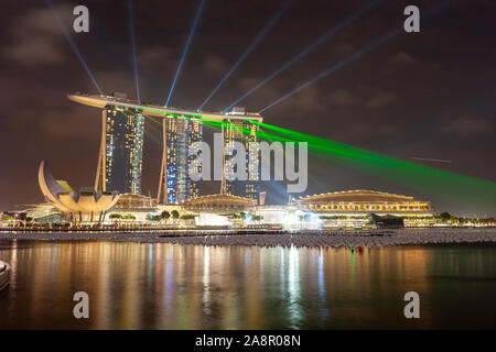 Famoso laser show della Marina Bay Sands Hotel di Singapore. Colori sorprendenti e effetti come il laser illumina il Marina Bay, proprio accanto alla F Foto Stock