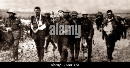 Feriti britannici e truppe tedesche fanno di un ospedale da campo di guerra durante la battaglia per la Cresta Bezentin durante la Somme offensivo, combattuta dagli eserciti dell'impero britannico e francese Terza Repubblica contro l'impero tedesco. Esso ha avuto luogo tra il 1 luglio e il 18 novembre 1916 su entrambi i lati della parte superiore del fiume Somme in Francia. Nella battaglia, la più grande battaglia della guerra del fronte occidentale, più di tre milioni di uomini hanno combattuto e un milione di uomini sono stati feriti o uccisi, che la rende una delle più sanguinose battaglie nella storia umana. Foto Stock