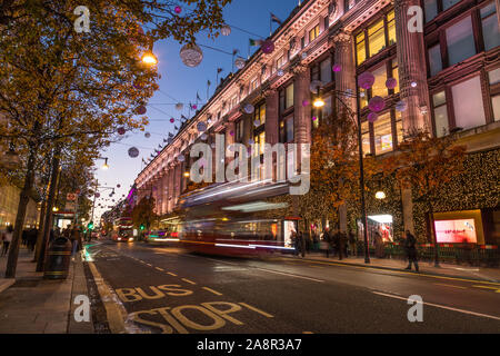 LONDON, Regno Unito - 11 NOVEMBRE 2018: Viste lungo Oxford Street intorno a Selfridges intorno al tempo di Natale. Colorate decorazioni di Natale e le luci. Persone Foto Stock