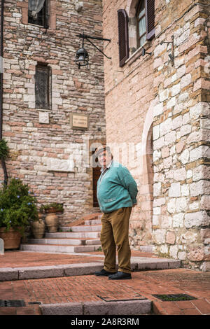 La popolazione locale in strada di Assisi, Umbria, Italia. Foto Stock