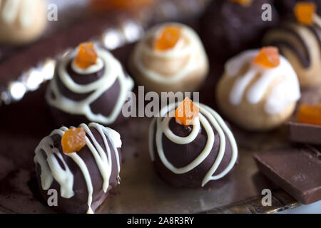 Praline di cioccolato con la caramella albicocca Foto Stock