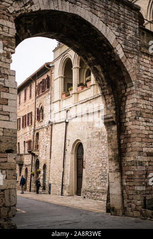 La popolazione locale in strada di Assisi, Umbria, Italia. Foto Stock