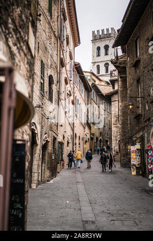 La popolazione locale in strada di Assisi, Umbria, Italia. Foto Stock