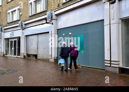 Negozi di vuoto in Poole, Dorset, che riflettono le difficoltà del settore del commercio al dettaglio nel 2019. Foto Stock