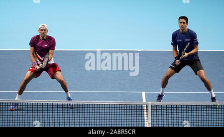 Della Polonia Lukasz Kubot (sinistra) e il Brasile è Marcelo Melo il giorno uno del Nitto ATP finali all'O2 Arena, Londra. Foto Stock