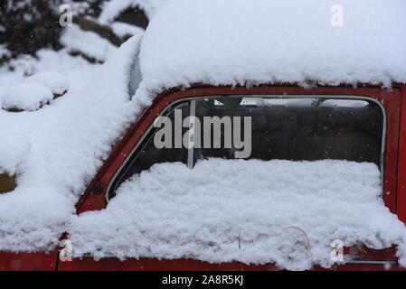 Tierras Altas, Spagna. Decimo Nov, 2019. Un auto coperti di neve si è visto all'Oncala mountain (1.454 m s.l.m.) vicino al piccolo villaggio di Las Aldehuelas.una nevicata, accompagnata da forti venti, ha colpito molti villaggi di Tierras Altas regione, Soria la provincia. Giallo e arancione avvisi di neve sono state messe in diverse province del nord della Spagna. Credito: John Milner/SOPA Immagini/ZUMA filo/Alamy Live News Foto Stock