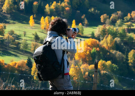 Giovane uomo viandante cercando e fotografare autunno bello e mite in Turchia, viaggio concetto di stile di vita. Foto Stock