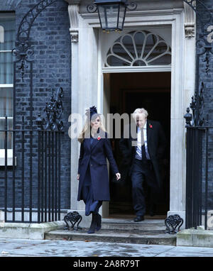 Londra, Regno Unito. Decimo Nov, 2019. Il primo ministro Boris Johnson e il partner Carrie Symonds lasciano il numero 10 di Downing Street sulla strada per il Ricordo domenica cerimonia presso il cenotafio in Whitehall. Ricordo Domenica, Londra, il 10 novembre 2019. Credito: Paolo Marriott/Alamy Live News Foto Stock