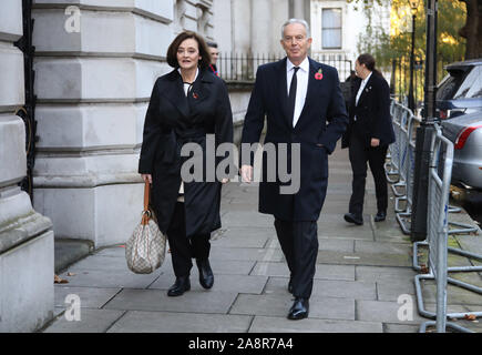 Londra, Regno Unito. Decimo Nov, 2019. Ex primo ministro Tony Blair e la moglie Cherie arrivano a Downing Street sulla strada per il Ricordo domenica cerimonia presso il cenotafio in Whitehall. Ricordo Domenica, Londra, il 10 novembre 2019. Credito: Paolo Marriott/Alamy Live News Foto Stock