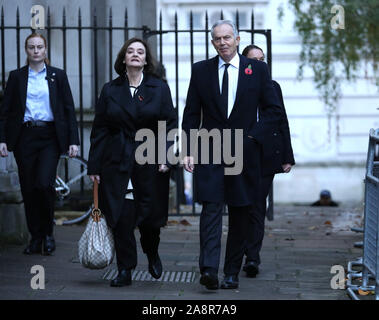 Londra, Regno Unito. Decimo Nov, 2019. Ex primo ministro Tony Blair e la moglie Cherie arrivano a Downing Street sulla strada per il Ricordo domenica cerimonia presso il cenotafio in Whitehall. Ricordo Domenica, Londra, il 10 novembre 2019. Credito: Paolo Marriott/Alamy Live News Foto Stock