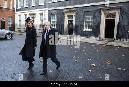 Londra, Regno Unito. Decimo Nov, 2019. Il primo ministro Boris Johnson e il partner Carrie Symonds lasciano il numero 10 di Downing Street sulla strada per il Ricordo domenica cerimonia presso il cenotafio in Whitehall. Ricordo Domenica, Londra, il 10 novembre 2019. Credito: Paolo Marriott/Alamy Live News Foto Stock