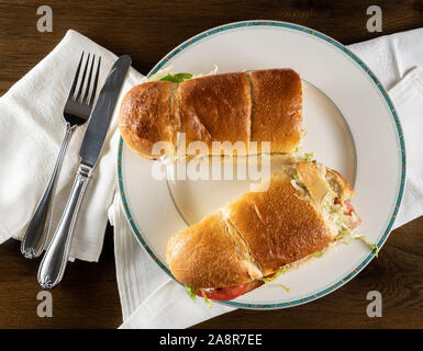 Da sopra vista di crosta di pane e la pancetta, lattuga e pomodoro asporto placcato alimentare a casa con igienico Foto Stock