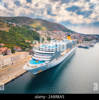 Vista aerea della bella bianca di grandi navi da crociera al giorno di sole Foto Stock