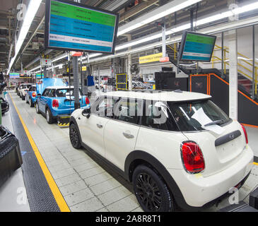 L elevata tecnologia robotica di costruzione della BMW Mini gamma di vetture al loro stabilimento in Oxford, Inghilterra, in ottobre 2015 29.10.15 Foto Stock