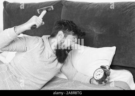 Cattura fino a perdere il sonno durante il fine settimana. Risveglio mattutino. Fasi di sonno. L'uomo sveglio infelice con sveglia squilla. Anche se si sono addormentati potreste svegliarvi con la sensazione che non ha sonno a tutti. Foto Stock