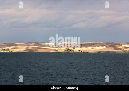 Nuvoloso Tramonto su un lago di montagna. La Mongolia. Foto Stock