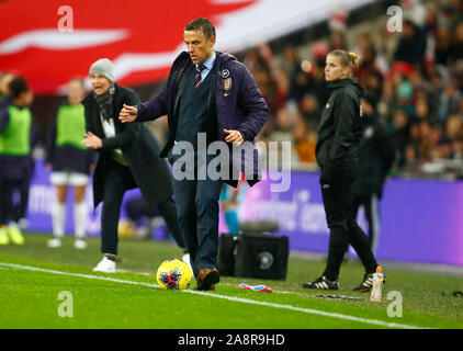 Londra, Inghilterra. Novembre 09: Phil Nevill manager dell'Inghilterra donne durante le donne amichevole internazionale tra le donne in Inghilterra e in Germania le donne a noi Foto Stock